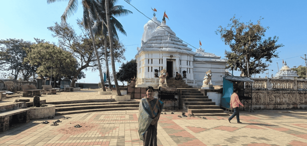 bali-harichandi-temple-konark-puri-road.jpg Bali Harichandi Temple near Konark on the Puri marine drive with coconut trees and temple entrance