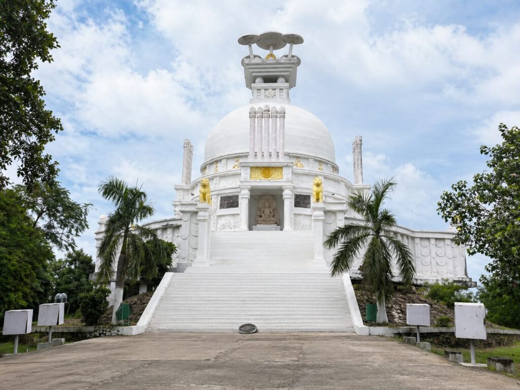 Famous Buddhist monument surrounded by hills and greenery
Known for its white peace pagoda and beautiful surroundings
Great place to enjoy sunset and evening atmosphere