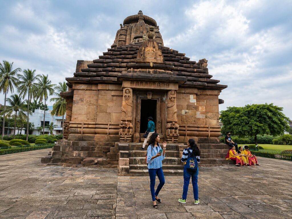 
- One of the most beautiful temples in Bhubaneswar
- Famous for its detailed stone carvings and architecture
- Located near Mukteshwar and Kedar Gouri Temple
- Entry fee is around ₹25 per person